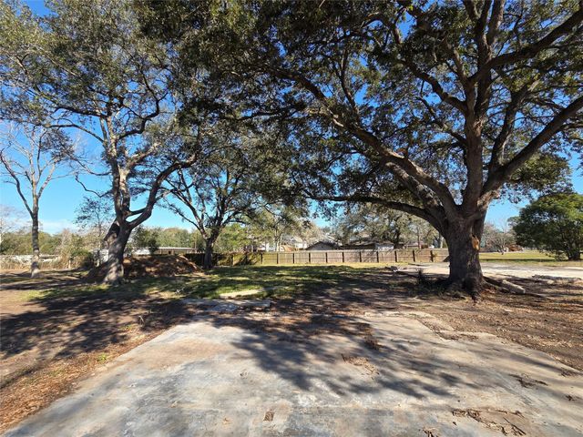 414 Gordy Road, Bacliff, TX 77518