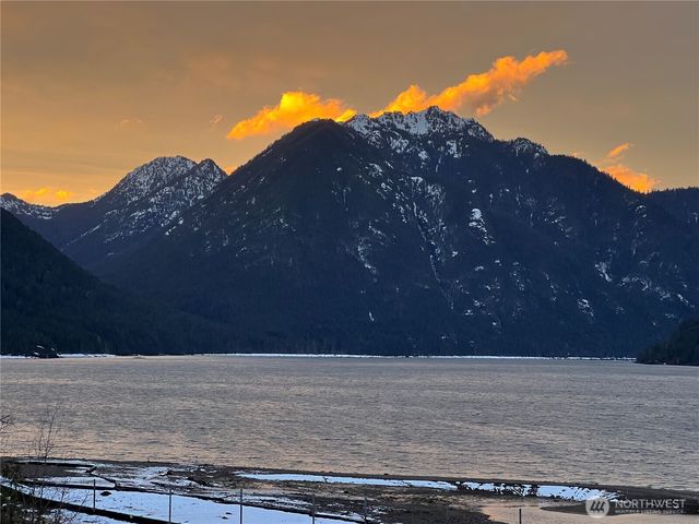 961 N Potlatch Drive, Hoodsport, WA 98548