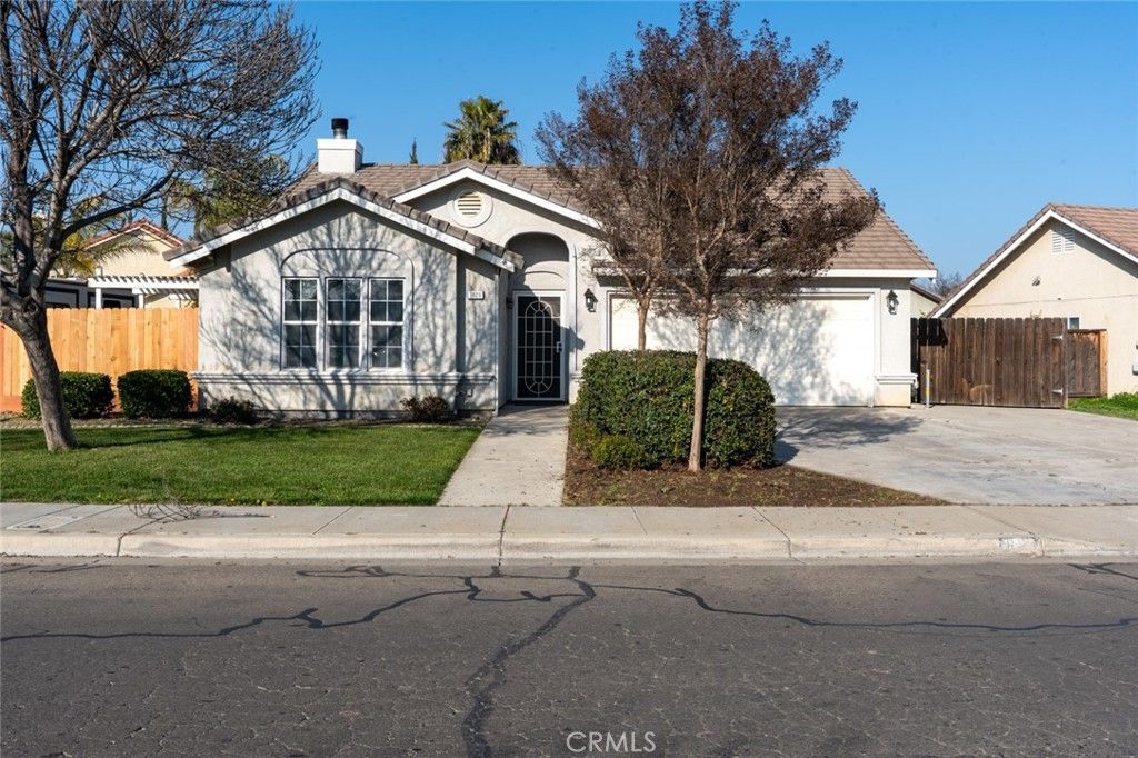 Image 1 of property listing at 1828 College Greens, Los Banos, CA 93635