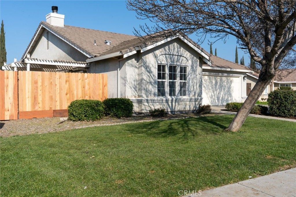 Image 2 of property listing at 1828 College Greens, Los Banos, CA 93635