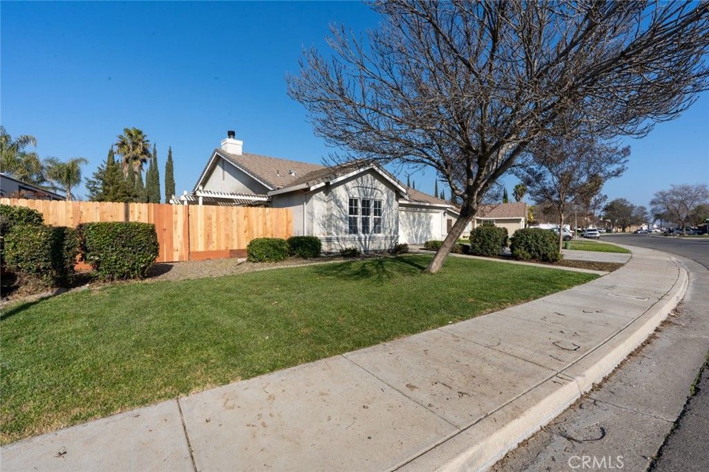Image 3 of property listing at 1828 College Greens, Los Banos, CA 93635