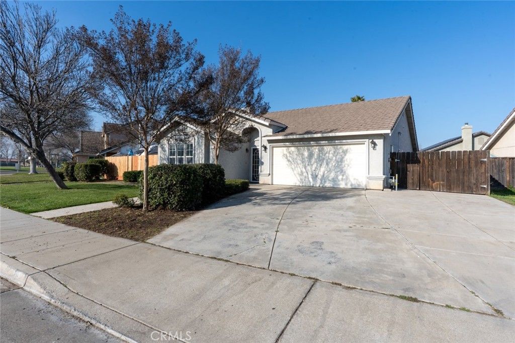 Image 5 of property listing at 1828 College Greens, Los Banos, CA 93635