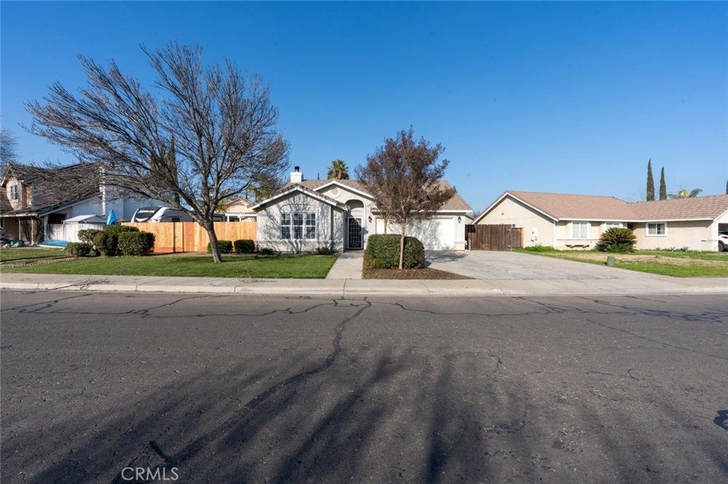 Image 6 of property listing at 1828 College Greens, Los Banos, CA 93635