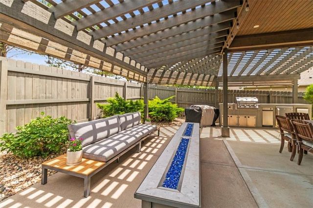 2708 SE 8th Terrace, Blue Springs, MO 64014