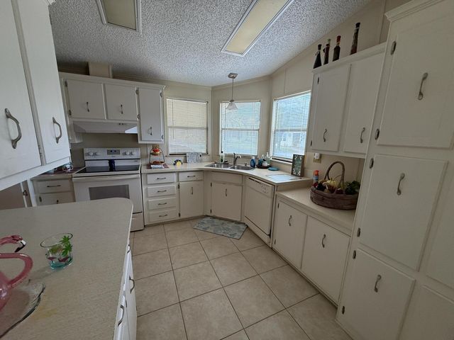 679 Sunny S Avenue, Boynton Beach, FL 33436