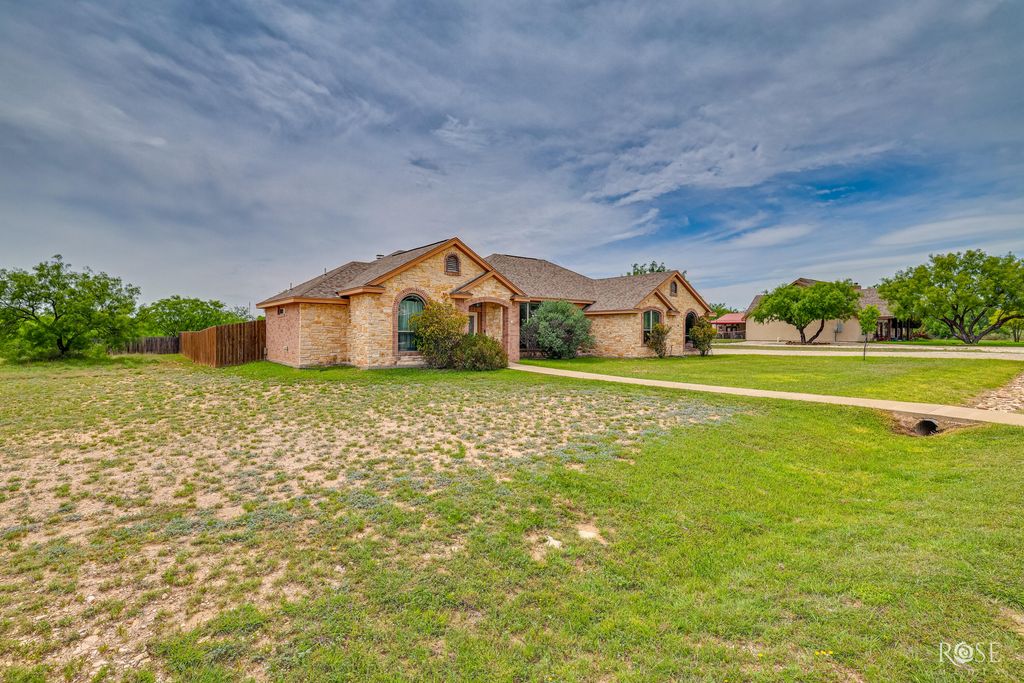 Image 4 of property listing at 3219 Lakota Lane, San Angelo, TX 76901