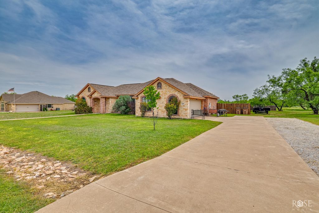 Image 5 of property listing at 3219 Lakota Lane, San Angelo, TX 76901