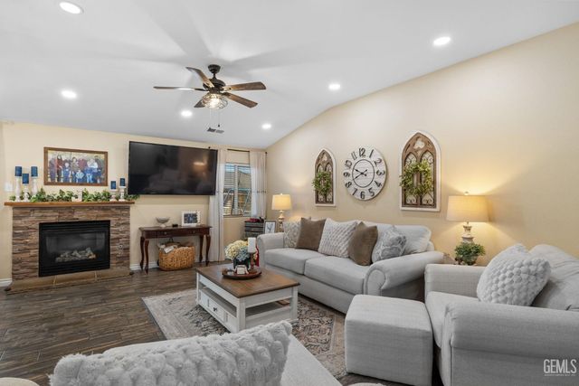 12515 Valentano Avenue, Bakersfield, CA 93312