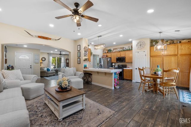 12515 Valentano Avenue, Bakersfield, CA 93312