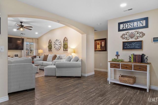 12515 Valentano Avenue, Bakersfield, CA 93312