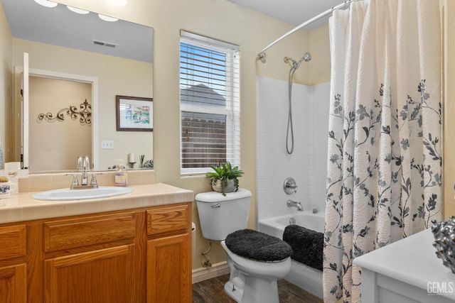 12515 Valentano Avenue, Bakersfield, CA 93312