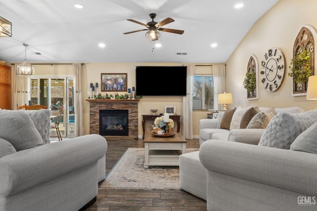 12515 Valentano Avenue, Bakersfield, CA 93312