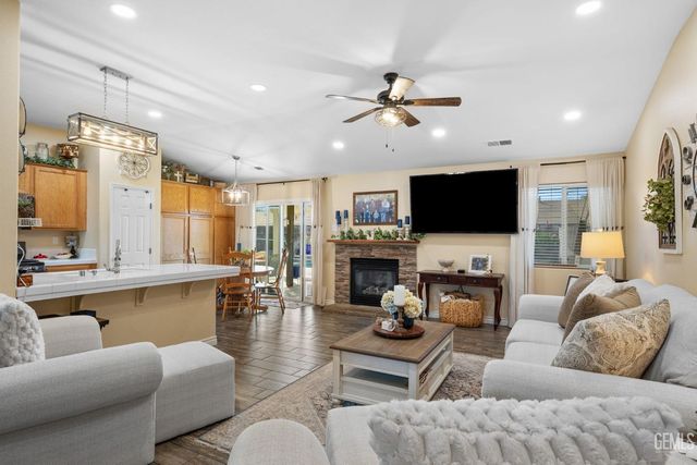 12515 Valentano Avenue, Bakersfield, CA 93312