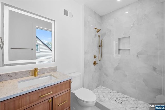 849 Pleasantview 1st Fl., Ridgefield, NJ 07657