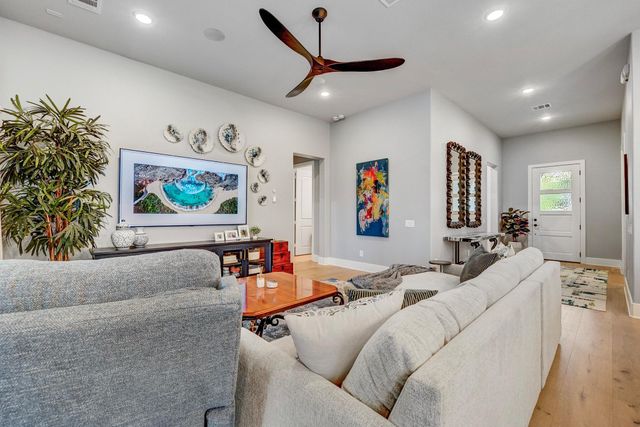 327 N Turks Cap Trail, Montgomery, TX 77316