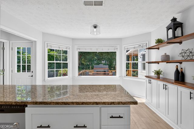 9945 Lake Forest Way, Roswell, GA 30076