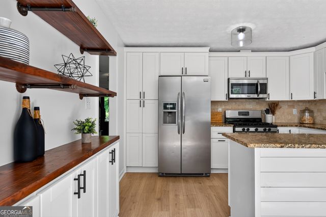 9945 Lake Forest Way, Roswell, GA 30076