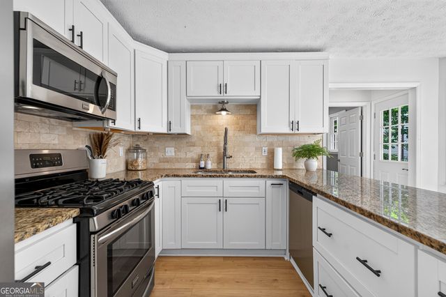 9945 Lake Forest Way, Roswell, GA 30076
