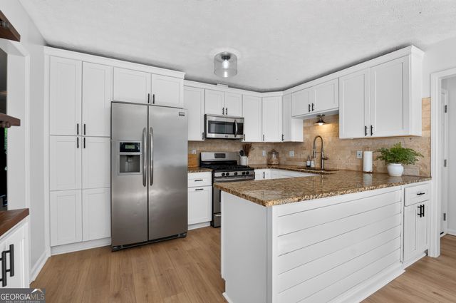 9945 Lake Forest Way, Roswell, GA 30076