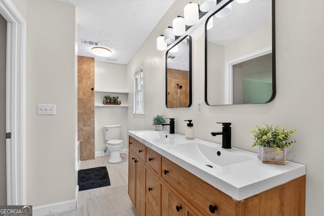 9945 Lake Forest Way, Roswell, GA 30076