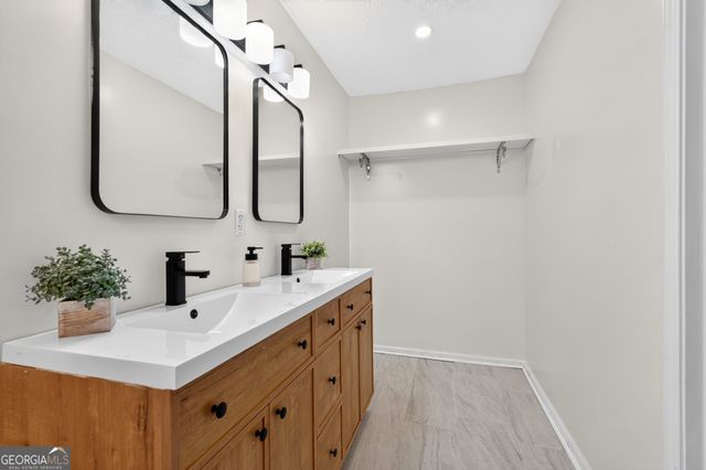 9945 Lake Forest Way, Roswell, GA 30076