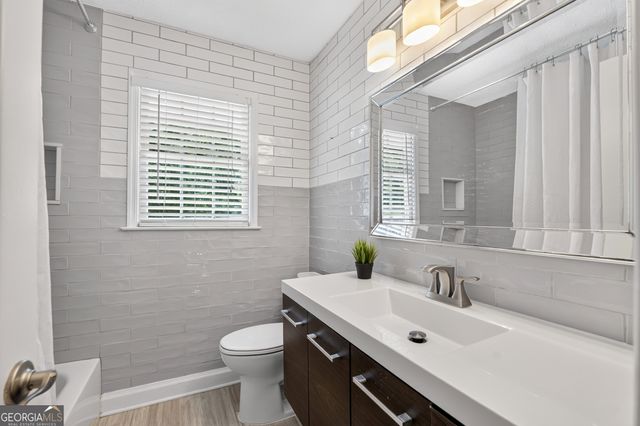 9945 Lake Forest Way, Roswell, GA 30076