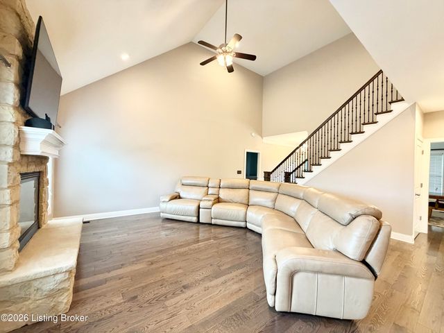 9805 Sunnys Halo Ct, Louisville, KY 40214
