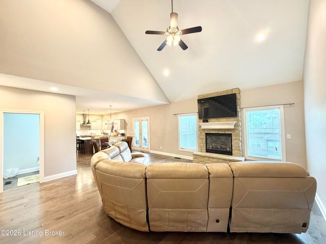 9805 Sunnys Halo Ct, Louisville, KY 40214