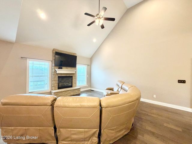 9805 Sunnys Halo Ct, Louisville, KY 40214