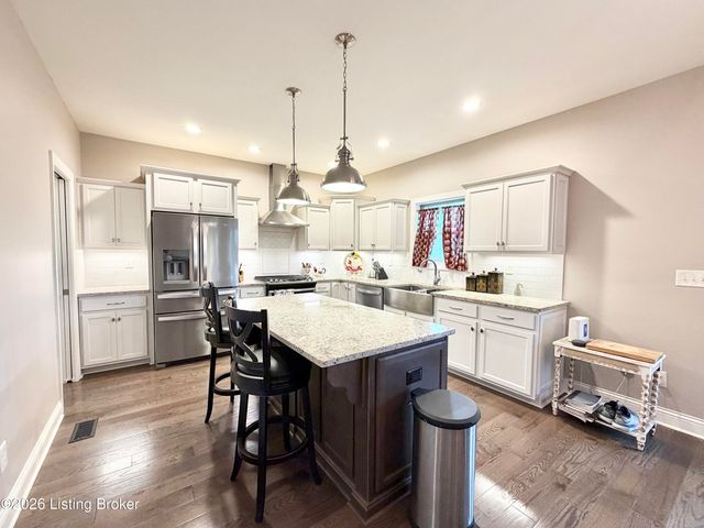 9805 Sunnys Halo Ct, Louisville, KY 40214