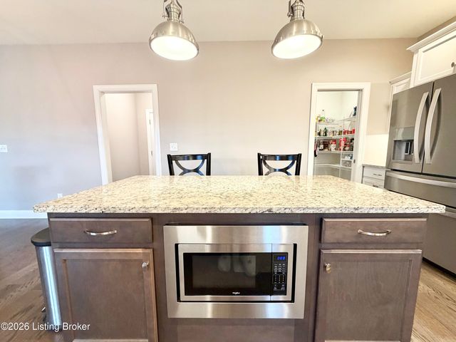 9805 Sunnys Halo Ct, Louisville, KY 40214