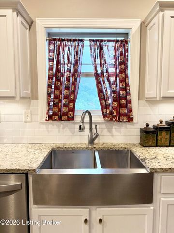 9805 Sunnys Halo Ct, Louisville, KY 40214