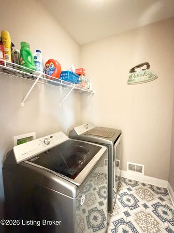 9805 Sunnys Halo Ct, Louisville, KY 40214