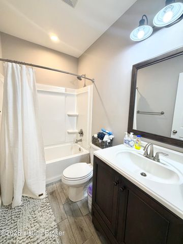 9805 Sunnys Halo Ct, Louisville, KY 40214
