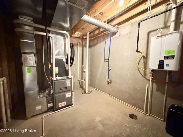 9805 Sunnys Halo Ct, Louisville, KY 40214