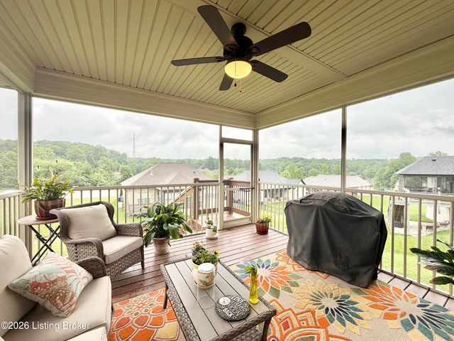 9805 Sunnys Halo Ct, Louisville, KY 40214