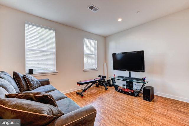 10 MANCHESTER DR, Hatboro, PA 19040