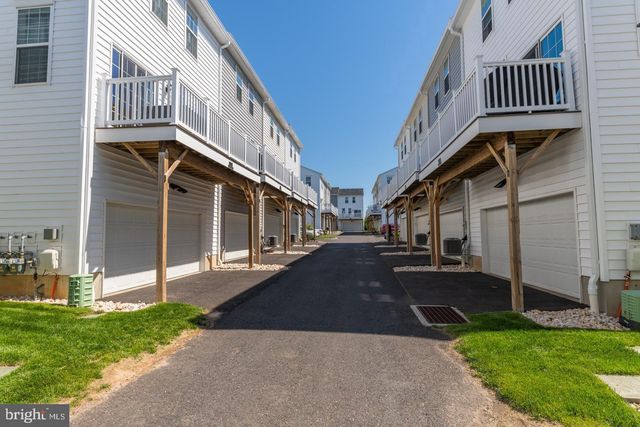 10 MANCHESTER DR, Hatboro, PA 19040