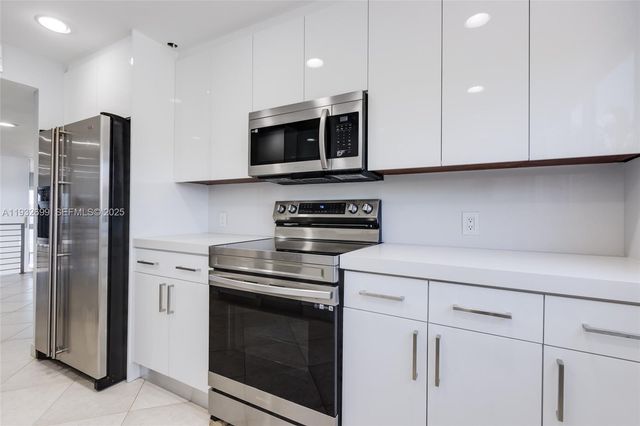 3925 NE 171st St 3925, North Miami Beach, FL 33160