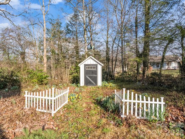 219 Stoney Mountain Road, Hendersonville, NC 28791