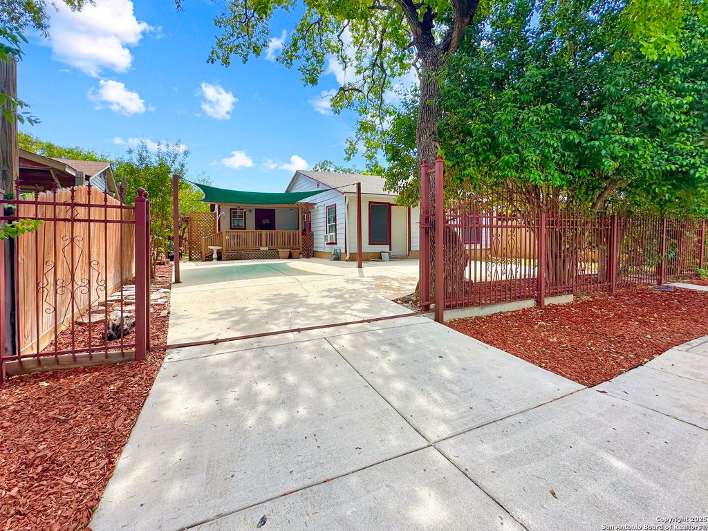 606 S San Horacio Ave, San Antonio, TX 78237