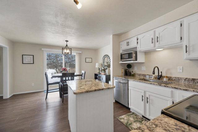 1528 VAN ROAD, Green Bay, WI 54311