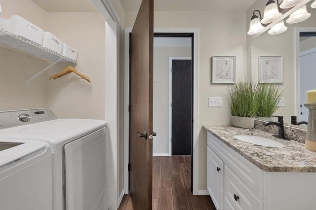 1528 VAN ROAD, Green Bay, WI 54311