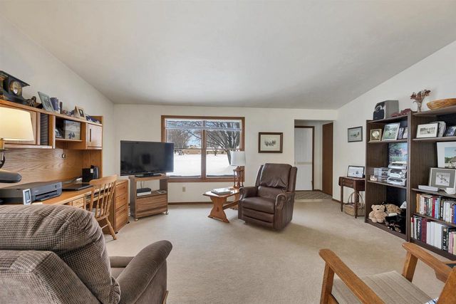 1528 VAN ROAD, Green Bay, WI 54311