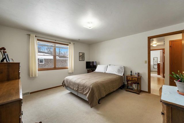 1528 VAN ROAD, Green Bay, WI 54311