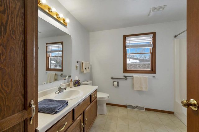 1528 VAN ROAD, Green Bay, WI 54311