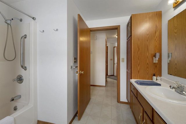 1528 VAN ROAD, Green Bay, WI 54311