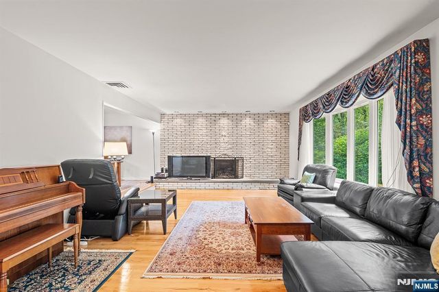 31 Brook Street, Closter, NJ 07624