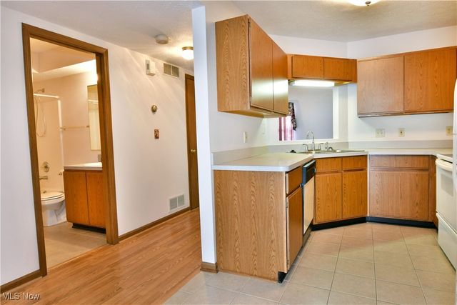 3477 Ivy Hill Circle B, Cortland, OH 44410