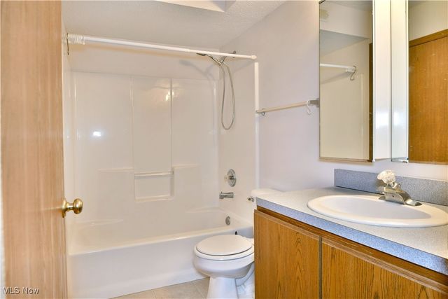 3477 Ivy Hill Circle B, Cortland, OH 44410